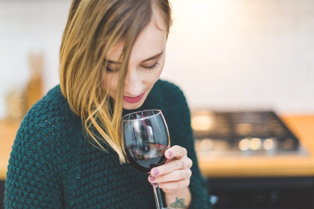 A picture of a woman holding a wine glass.